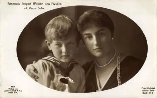 Ak Prinzessin August Wilhelm mit ihrem Sohn, Matrosenanzug, Gustav Liersch 7760