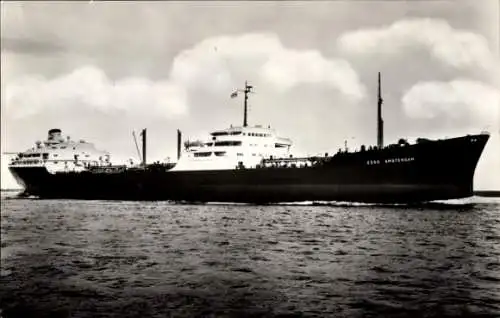 Ak Tanker SS Esso Amsterdam in voller Fahrt auf dem Meer