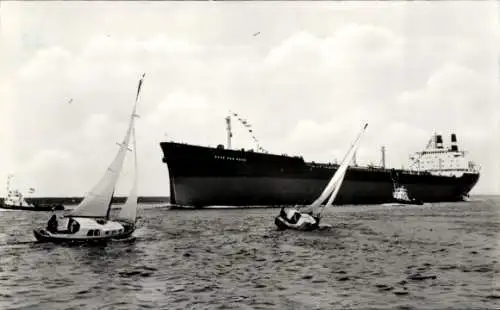 Ak Blick auf den Tanker Esso den Haag, Segelboote