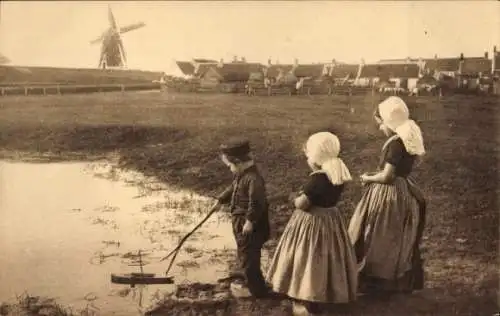 Ak Kinder in niederländischen Trachten, Een toekomstige schipper