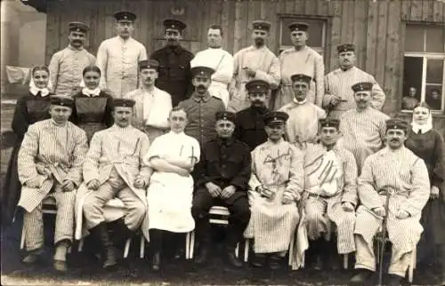 Foto Ak Zwickau in Sachsen, K. S. Reserve-Lazarett II, Gruppenbild, verwundete Soldaten