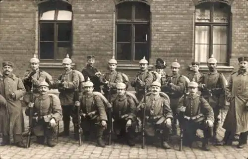 Foto Ak Zwickau in Sachsen, Deutsche Soldaten in Uniform, Ausrüstung, 1917