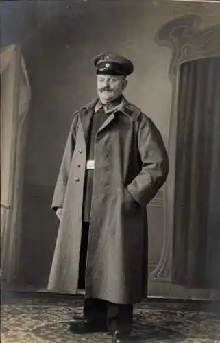 Foto Ak Zwickau in Sachsen, Mann in Uniform, Standportrait