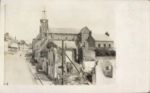 Foto Ak Frankreich? Kriegsschauplatz 1. WK, Straßenpartie, zerstörte Gebäude, Kirche