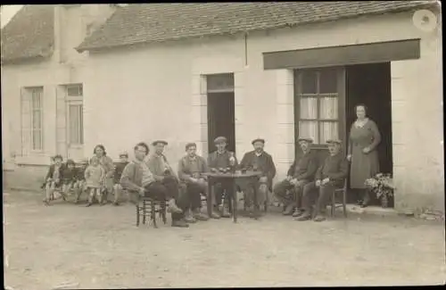 Foto Ak Männer vor einem Restaurant, Frau in der Tür