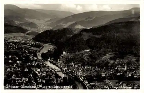 Ak Gernsbach im Murgtal Schwarzwald, Totalansicht, Fliegeraufnahme