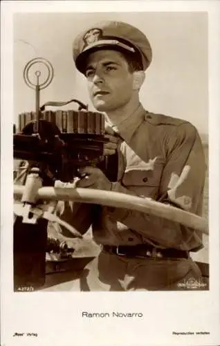 Ak Schauspieler Ramon Novarro, Filmszene, Ross Verlag 4272 3, Uniform, MG