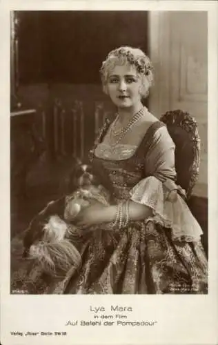 Ak Schauspielerin Lya Mara, in dem Film Auf Befehl der Pompadour, Portrait mit Hund, Ross Verlag