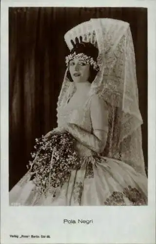 Ak Schauspielerin Pola Negri, Portrait, Kleid, Schleier