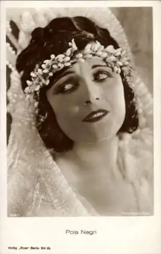 Ak Schauspielerin Pola Negri, Portrait, Schleier, Haarkranz