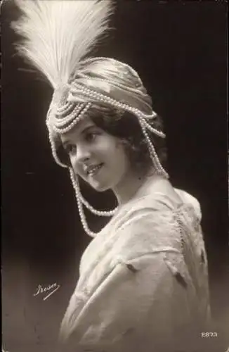 Ak Irisa, Frau, Portrait, Federhut mit Perlenschmuck