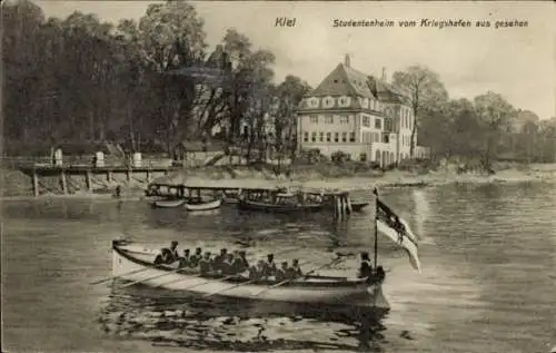 Ak Kiel, Studentenheim vom Kriegshafen gesehen, Kaiserliche Marine, Beiboot mit Flagge, Seeleute