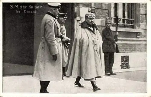 Ak Kaiser Wilhelm II., Besuch im Felde in Douai, Uniformmantel, Pickelhaube, 1. WK