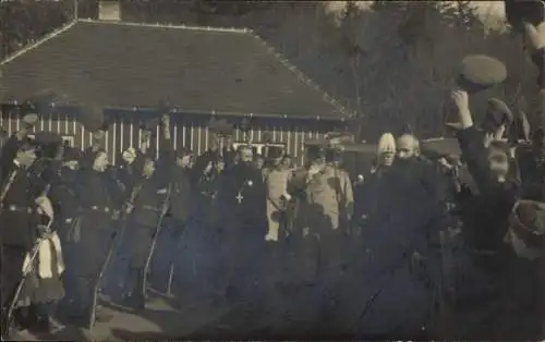 Foto Ak Prinz Leopold von Bayern bei einem Truppenbesuch, 1916