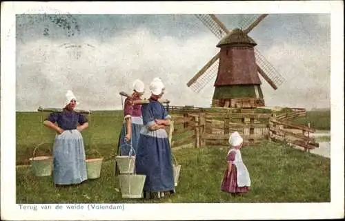 Ak Volendam Nordholland Niederlande, Rückkehr von der Weide (Volendam), drei Frauen in Tracht ...