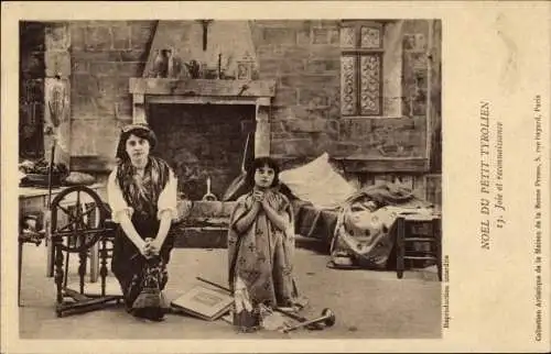 Ak Tirol, Frau und Kind in Tiroler Tracht, Wohnstube, Spinnrad