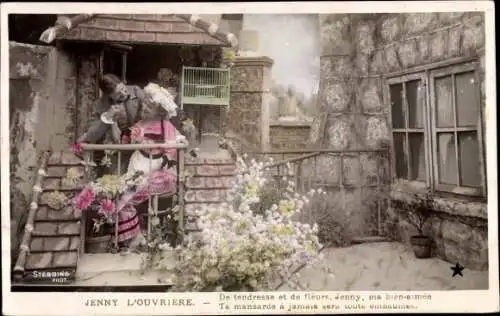 Ak Liebespaar auf dem Balkon, Blumen, Wohnhaus