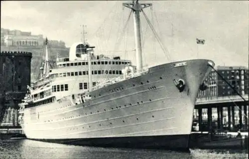 Ak Genova Genua Liguria, Das Bild zeigt ein großes Schiff, das an einem Kai liegt. Im Hintergr...