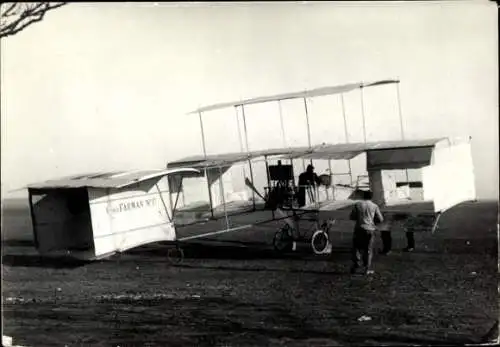 Ak Farman Doppeldecker nach der Landung