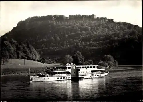 Ak Königstein an der Elbe Sächsische Schweiz, Festung Königstein, Elbeschiff auf der Elbe mit ...