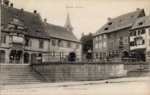 Ak Barr Elsass Bas Rhin, Straßenszene mit Fachwerkhäusern, im Hintergrund ein Brunnen mit Statue.