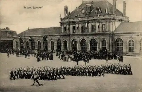 Ak Sedan Ardennes, Bahnhof in Sedan mit Soldaten, die vor dem Bahnhof stehen.