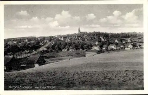 Ak Bergen auf der Insel Rügen, Blick auf Bergen, Häuser, Kirchturm, Wiese