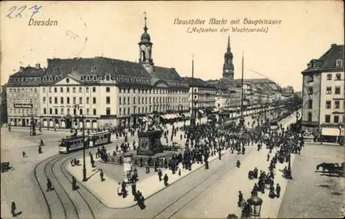 Ak Dresden Neustadt, Markt miz Hauptstraße, Aufziehen der Stadtwache