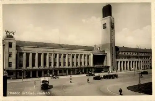 Ak Hradec Králové Königgrätz Stadt, Bahnhof, Personen, Autos, Busse