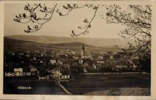 Ak Příbram Pibrans Mittelböhmen, Stadtansicht von Příbram mit Kirche, Häusern und Bäumen im Vo...
