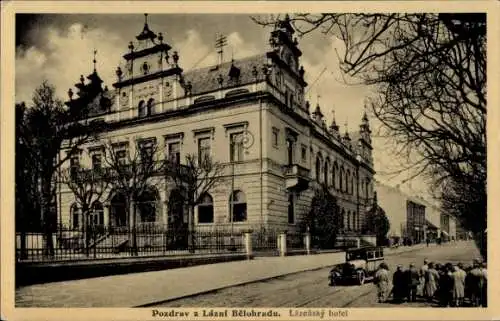 Ak Lázně Bělohrad Bad Bielohrad Neudorf Region Königgrätz, Hotelansicht, Personen stehen davor...