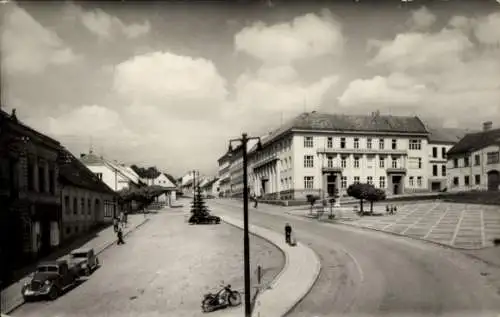 Ak Tisnov Südmähren, Straßenansicht mittig, rechts ein Gebäude, links ein Baum, ein Auto und e...