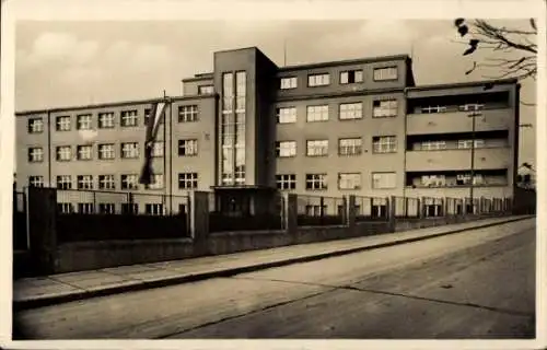 Ak Kostelec nad Orlicí Adlerkosteletz Region Königgrätz, Großes Gebäude, viele Fenster, straße...