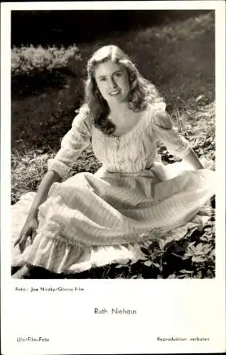 Ak Schauspielerin Ruth Niehaus, Portrait im Gras sitzend, Autogramm