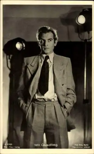 Ak Schauspieler Will Quadflieg, Standportrait, Scheinwerfer