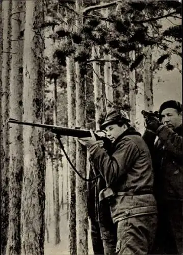 Ak Kosmonauten Juri Gagarin und Alexei Leonow auf der Jagd, 1969