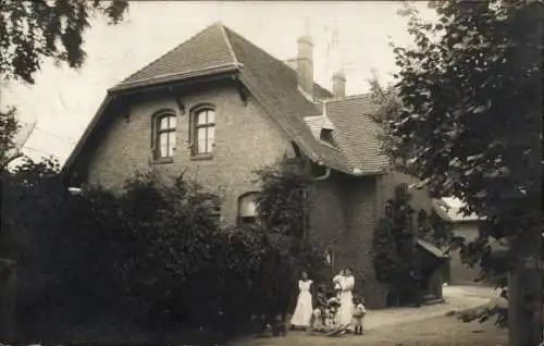 Foto Ak Baalberge Bernburg an der Saale Salzlandkreis, Villa, Familie