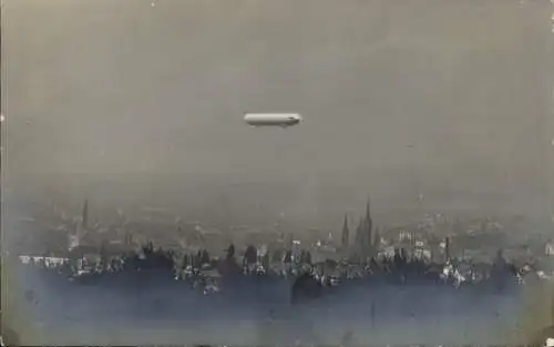 Foto Ak Wiesbaden in Hessen, Gesamtansicht, Zeppelin