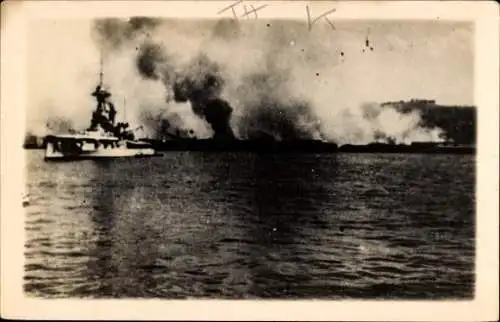 Foto Ak Brennendes Schiff, Kriegsschiff, Schlacht