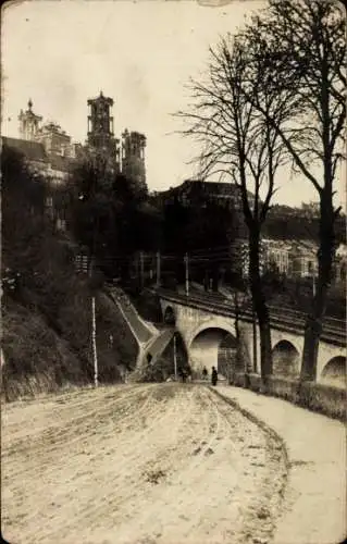 Ak Laon Aisne, Eine Ansicht von Laon mit einer langen Brücke, Bäumen und einer Kirche im Hinte...