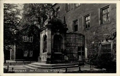 Ak Merseburg an der Saale, Merseburg a.S.
Der Rabenkäfig im Schloßhof