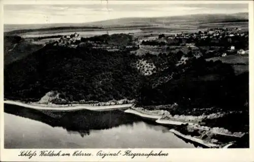 Ak Waldeck am Edersee Hessen, Die Vorderseite zeigt eine schwarz-weiße Original-Fliegeraufnahm...