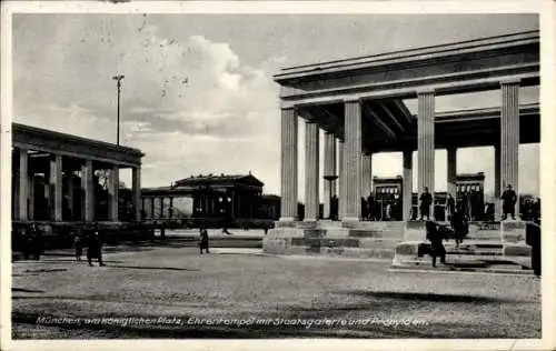 Ak München,  am Königlichen Platz, Ehrentempel mit Staatsgalerie und Propyläen