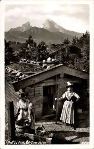 Ak Berchtesgaden Oberbayern, Gotzenalm, zwei Frauen in Tracht