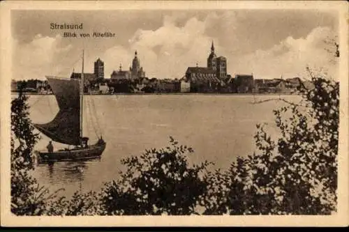 Ak Stralsund in Vorpommern, Blick von Altefähr, Segelschiff auf dem Wasser, links davon Uferbe...