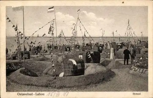 Ak Ostseebad Laboe, Marine Ehrenmal, Ostseebad  Strand mit vielen Menschen, Buden und Fahnen