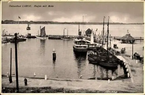 Ak Ostseebad Laboe, Hafen mit Mole, Personen auf der Mole, Personen auf Schiffen, zwei größere...