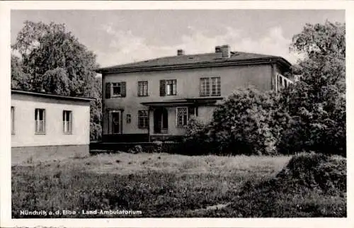 Ak Nünchritz in Sachsen, Landambulatorium, zwei Gebäude, Bäume, Wiese