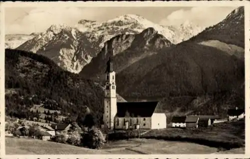 Ak Pfronten im Allgäu, Eine schwarz-weiße Abbildung einer Kirche mit Berggipfeln im Hintergrund.