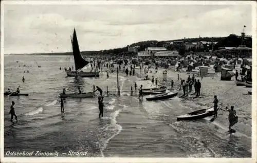 Ak Ostseebad Zinnowitz auf Usedom, Ostseebad  Strand, Segelschiff am Ufer, viele Menschen am S...